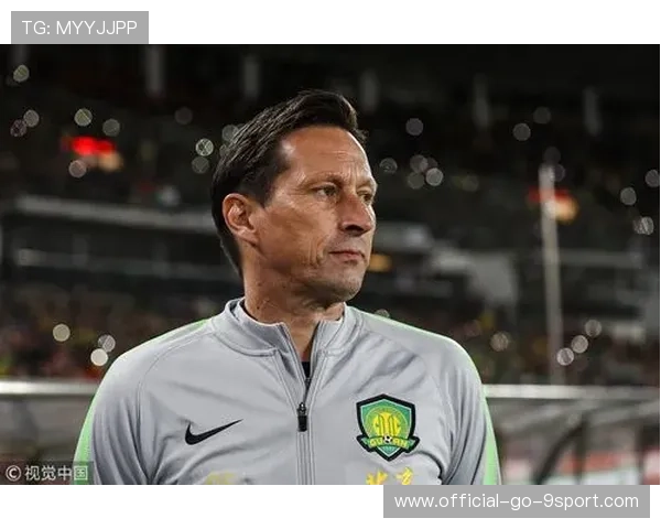 河南队周大地回撤拿球，直塞穿过中路防线